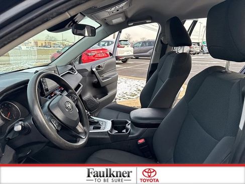 Used 2021 Toyota RAV4 LE image 10