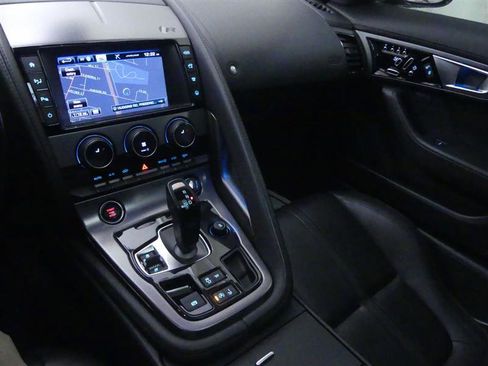 Used 2017 Jaguar F-TYPE R image 15
