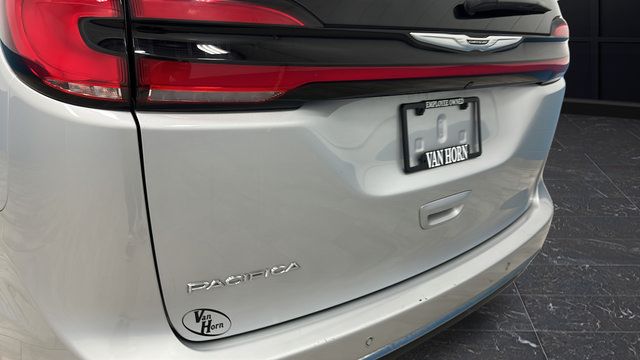 Used 2024 Chrysler Pacifica Touring-L FWD image 38