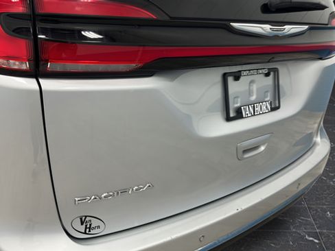 Used 2024 Chrysler Pacifica Touring-L FWD image 38