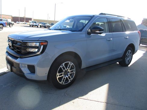 Used 2025 Ford Expedition Active image 3