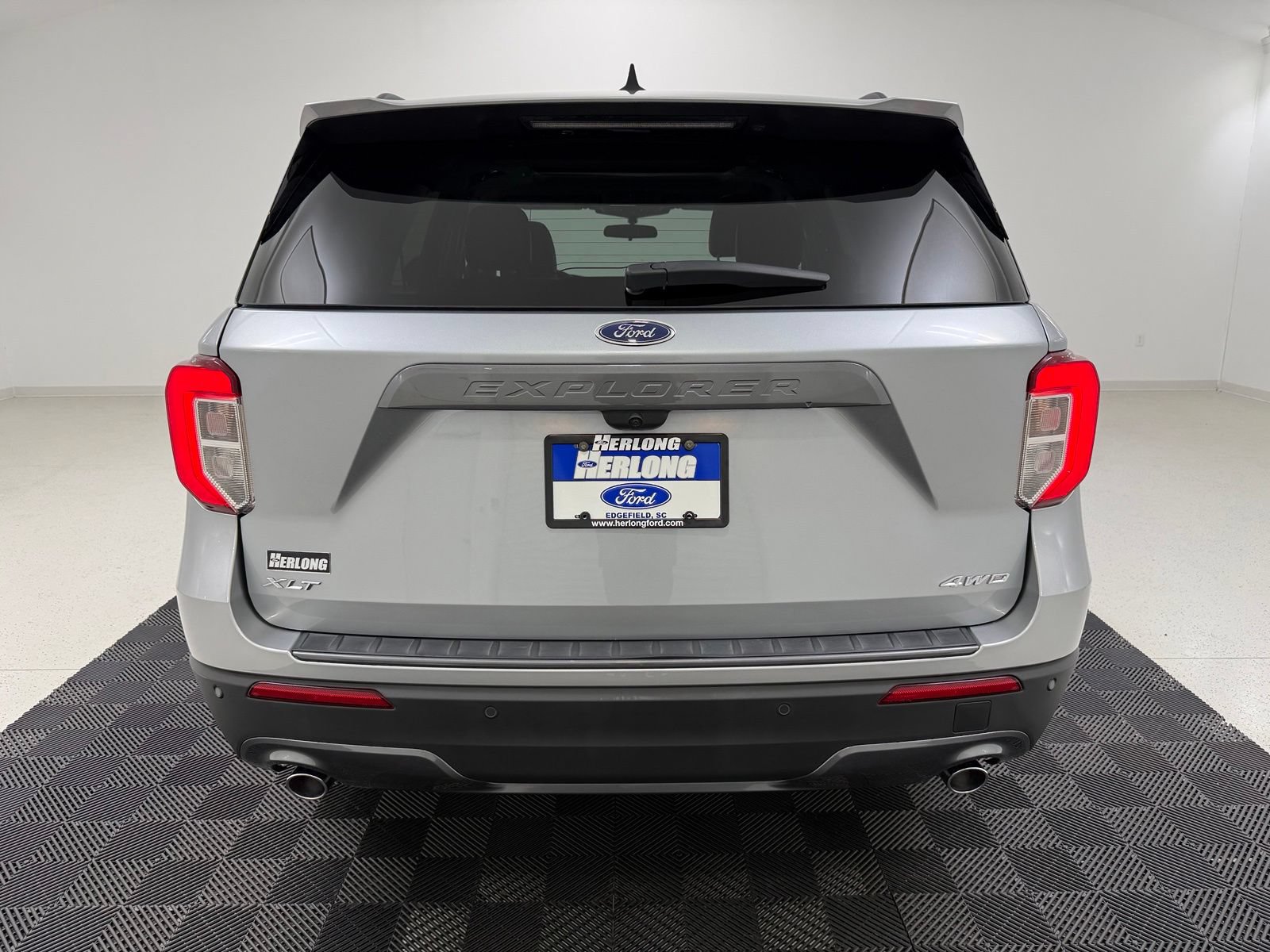 Used 2024 Ford Explorer XLT w/ Equipment Group 202A AWD/4WD image 7