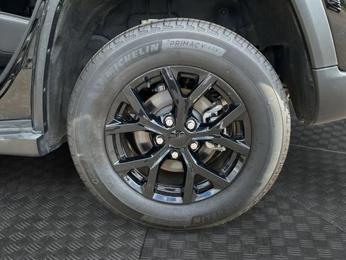 Used 2025 Jeep Grand Cherokee Altitude AWD/4WD image 14