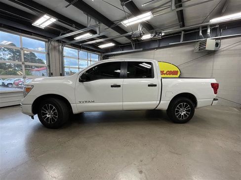 Used 2022 Nissan Titan SV RWD image 2