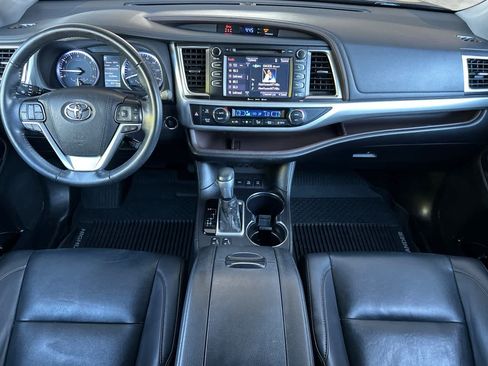 Used 2019 Toyota Highlander XLE AWD/4WD image 3