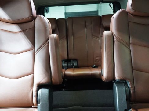 Used 2020 Cadillac Escalade Premium Luxury RWD image 23