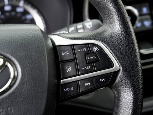 Used 2022 Toyota Highlander L image 13