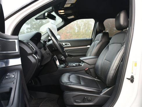 Used 2019 Ford Explorer Limited w/ Ford Safe & Smart Package image 7