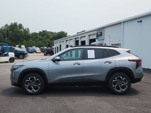 Used 2024 Chevrolet Trax LT w/ Driver Confidence Package FWD image 2