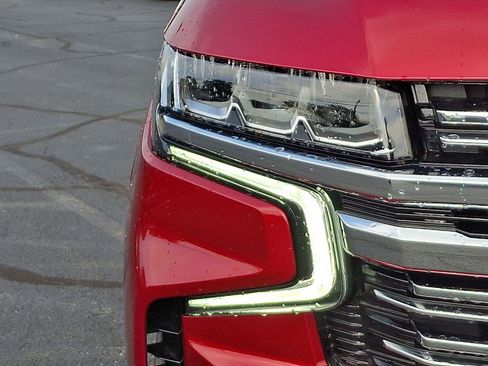 Used 2024 Chevrolet Suburban Premier w/ Premium Package image 9