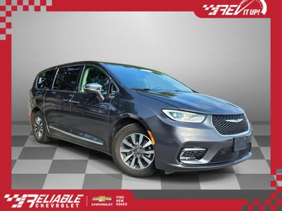 Used 2022 Chrysler Pacifica Limited w/ Uconnect Theater Family Group