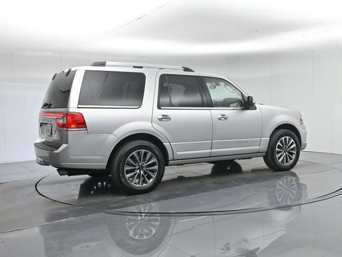 Used 2017 Lincoln Navigator Select RWD image 11
