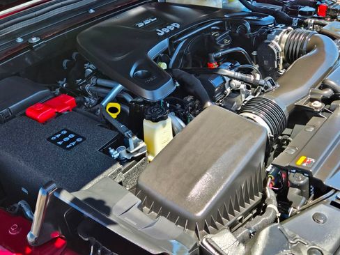 Used 2021 Jeep Wrangler Unlimited Sahara AWD/4WD image 14