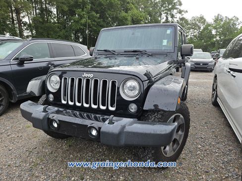 Used 2017 Jeep Wrangler Unlimited Sahara w/ Dual Top Group AWD/4WD image 2
