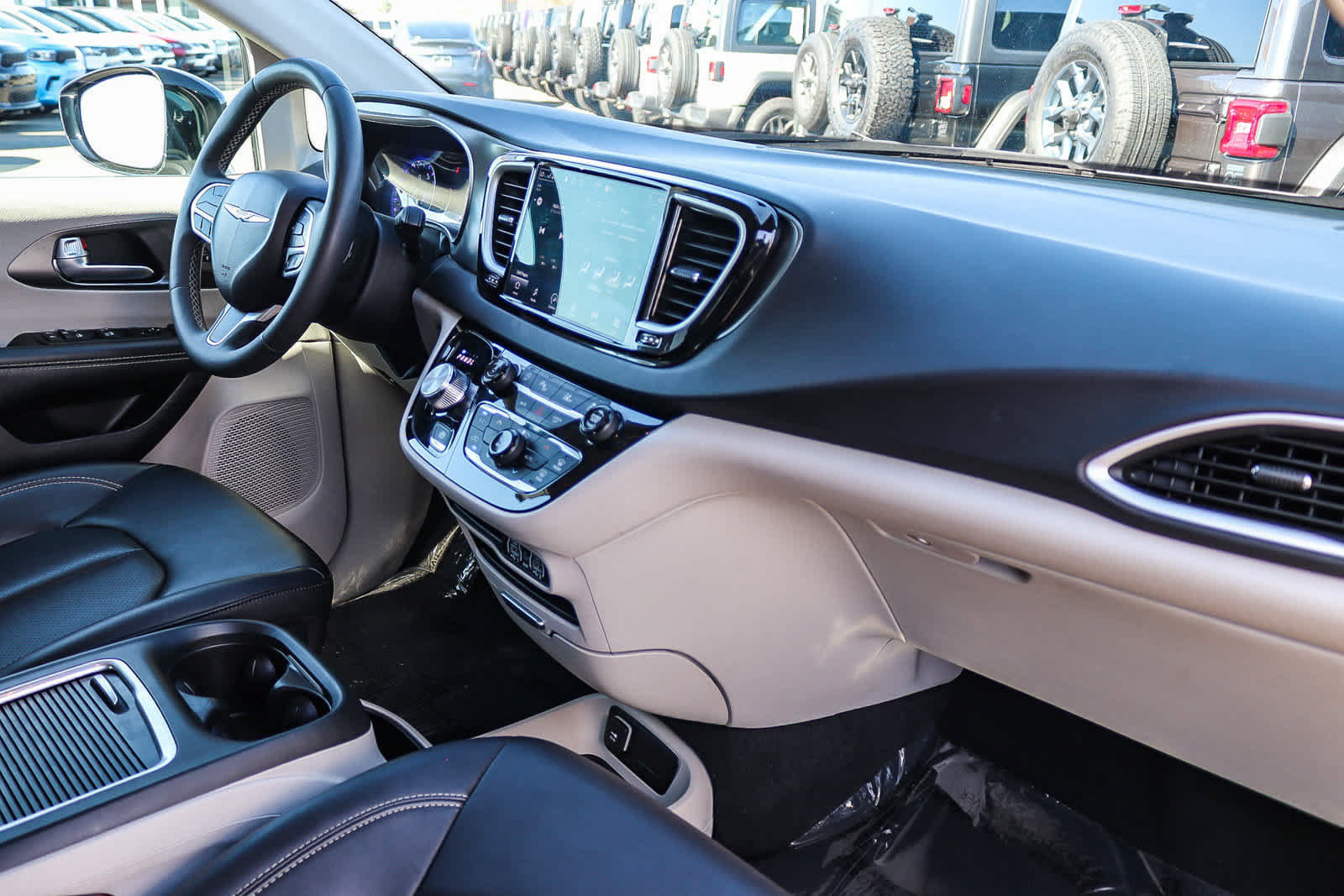 Used 2024 Chrysler Pacifica Touring-L FWD image 16