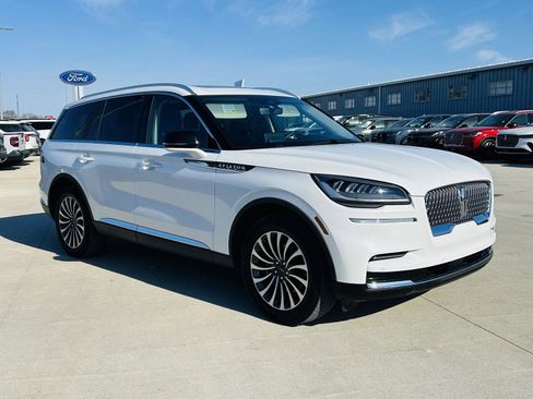 Used 2023 Lincoln Aviator AWD w/ Premium Package image 2