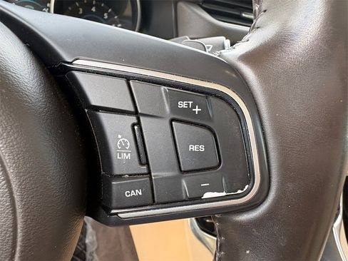 Used 2017 Jaguar XF Premium image 28