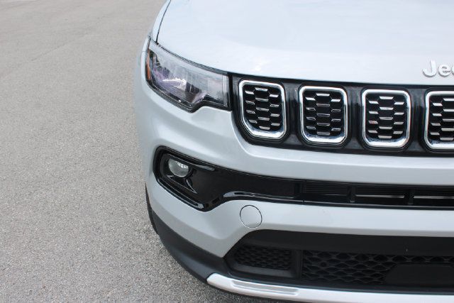 Used 2025 Jeep Compass Limited AWD/4WD image 39