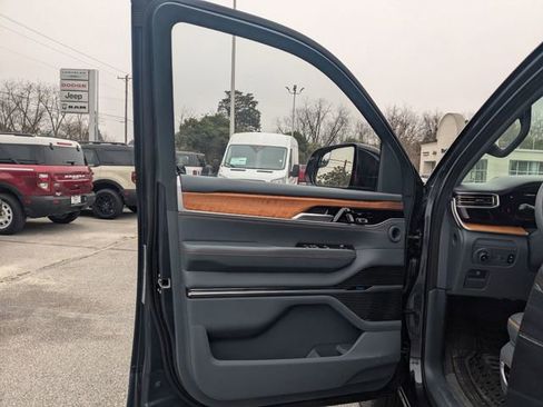 Used 2024 Jeep Grand Wagoneer Series III image 11