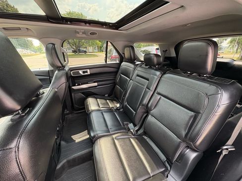 Used 2021 Ford Explorer XLT AWD/4WD image 25