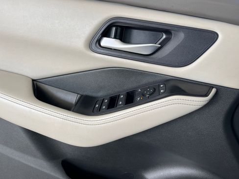 Used 2025 Nissan Rogue SV image 18