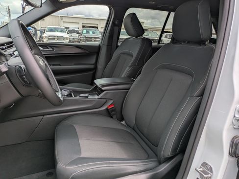 Used 2024 Jeep Grand Cherokee Laredo RWD image 13