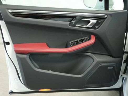 Certified 2025 Porsche Macan AWD/4WD image 25
