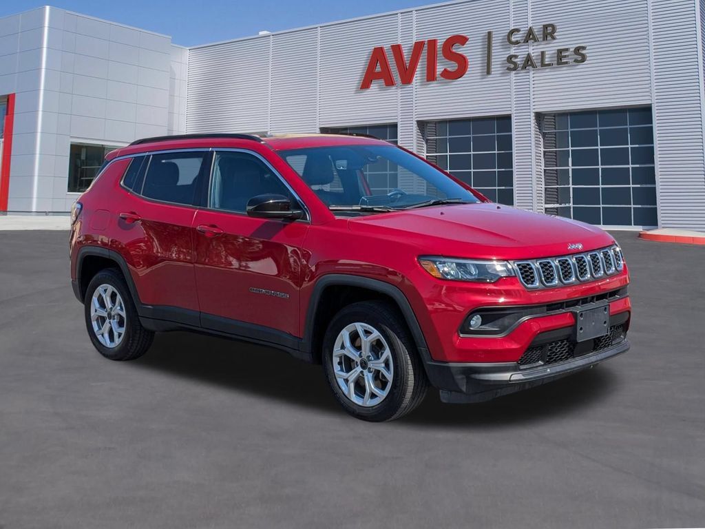 Used 2025 Jeep Compass Latitude w/ Sun & Sound Group AWD/4WD image 3