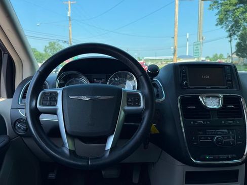 Used 2013 Chrysler Town & Country Touring FWD image 10