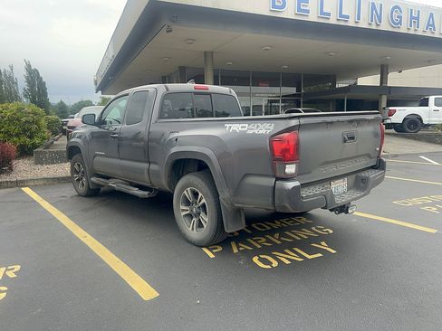 Used 2019 Toyota Tacoma TRD Sport AWD/4WD image 2