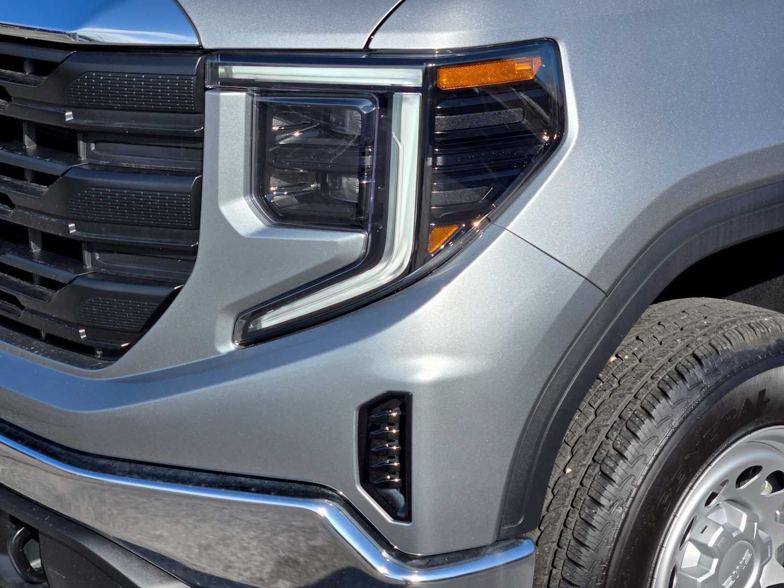 Certified 2025 GMC Sierra 1500 Pro w/ Pro Value Package AWD/4WD image 9