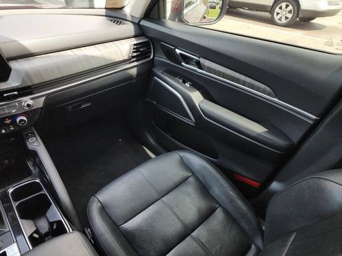 Used 2024 Kia Telluride EX w/ EX Captain's Chair Package FWD image 24
