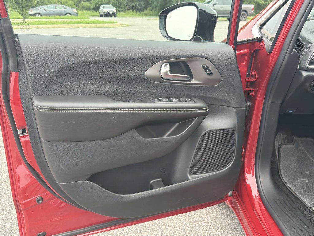 New 2027 Chrysler Pacifica Select AWD/4WD image 14