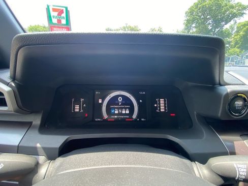 Used 2025 Toyota Tacoma SR5 AWD/4WD image 16