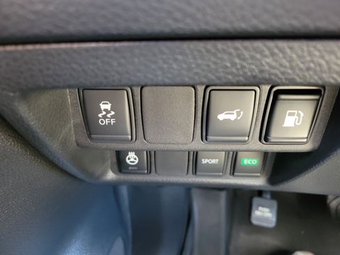 Used 2018 Nissan Rogue SV w/ Premium Package image 24