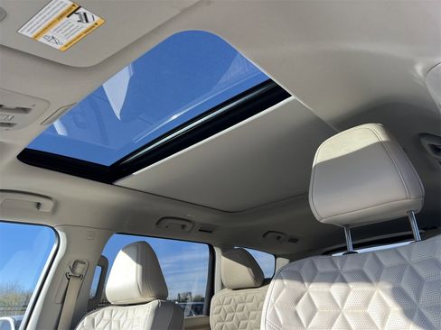 Certified 2025 Nissan Armada Platinum image 11