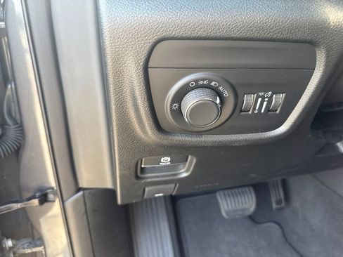 Used 2024 Jeep Grand Cherokee L Altitude AWD/4WD image 11