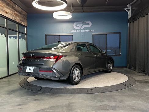 Used 2025 Hyundai Elantra SE image 3