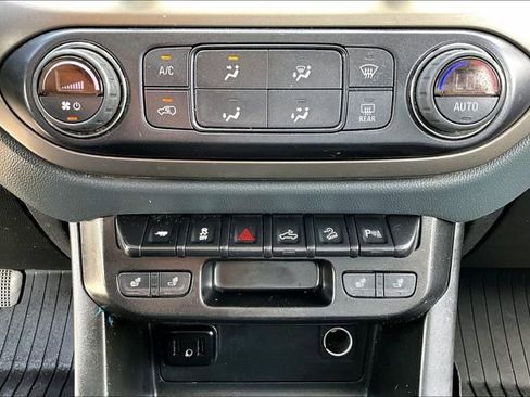 Used 2022 Chevrolet Colorado Z71 AWD/4WD image 17
