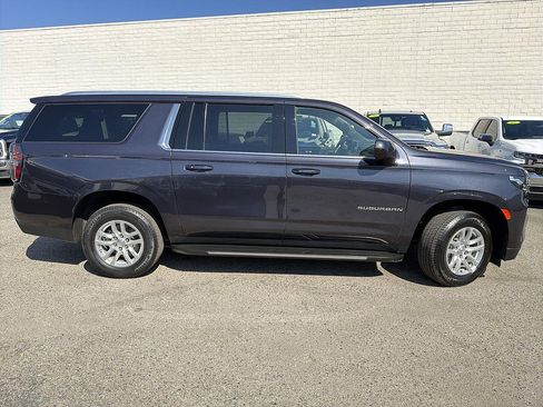 Used 2024 Chevrolet Suburban LT RWD image 4