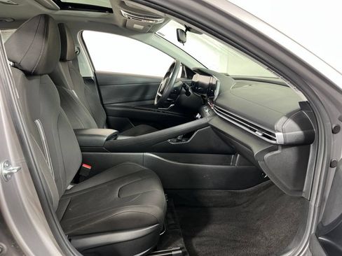 Used 2025 Hyundai Elantra SEL FWD image 5