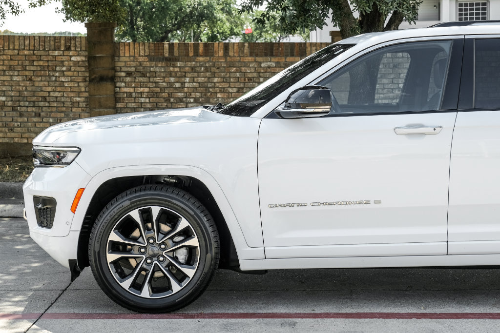 Used 2022 Jeep Grand Cherokee Overland w/ Luxury Tech Group IV AWD/4WD image 22