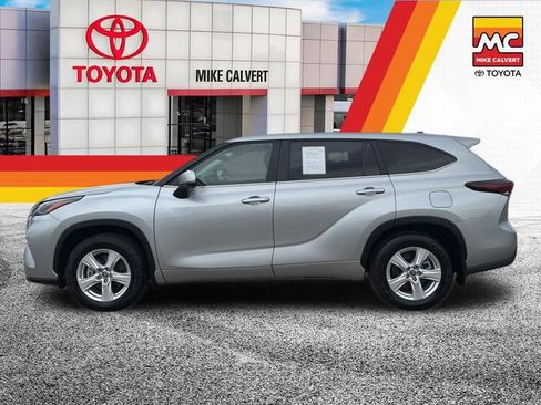 Used 2025 Toyota Highlander LE AWD/4WD image 2