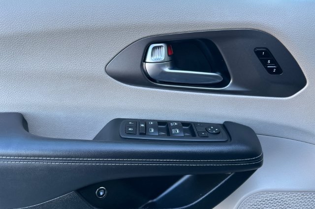 Used 2024 Chrysler Pacifica Limited FWD image 11