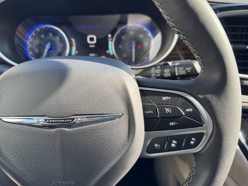 Used 2023 Chrysler Pacifica Limited FWD image 30