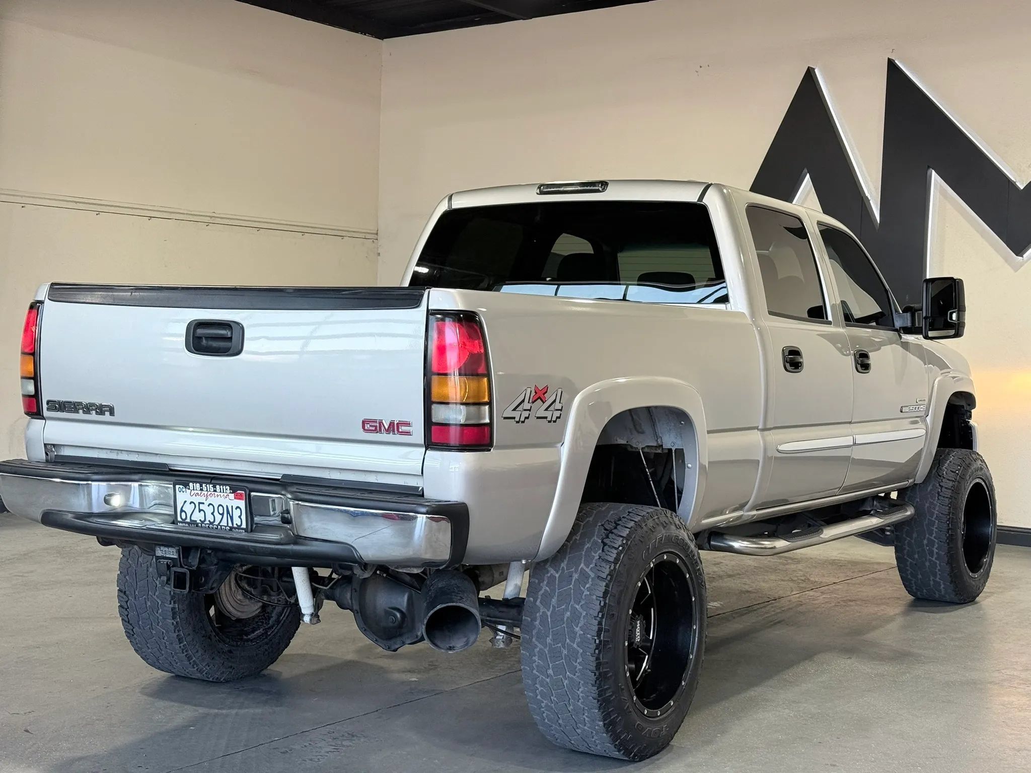 Used 2004 GMC Sierra 2500 SLT w/ Heavy-Duty Power Package AWD/4WD image 4