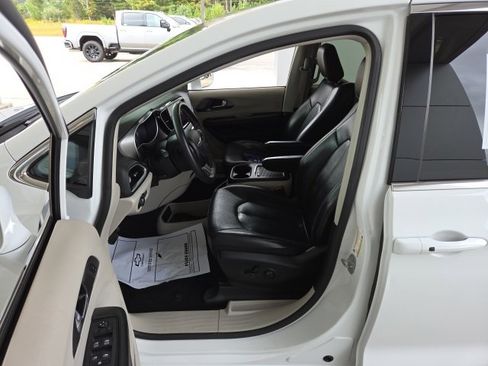 Used 2022 Chrysler Pacifica Touring-L image 15