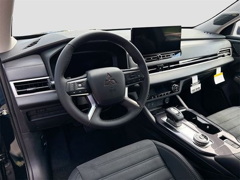 New 2025 Mitsubishi Outlander SE image 9