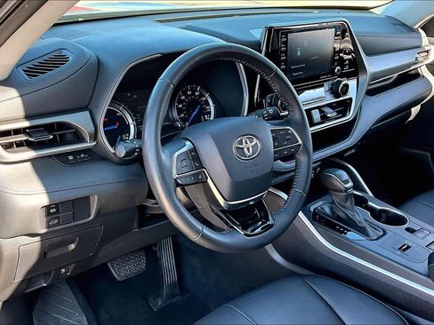 Used 2021 Toyota Highlander XLE image 18