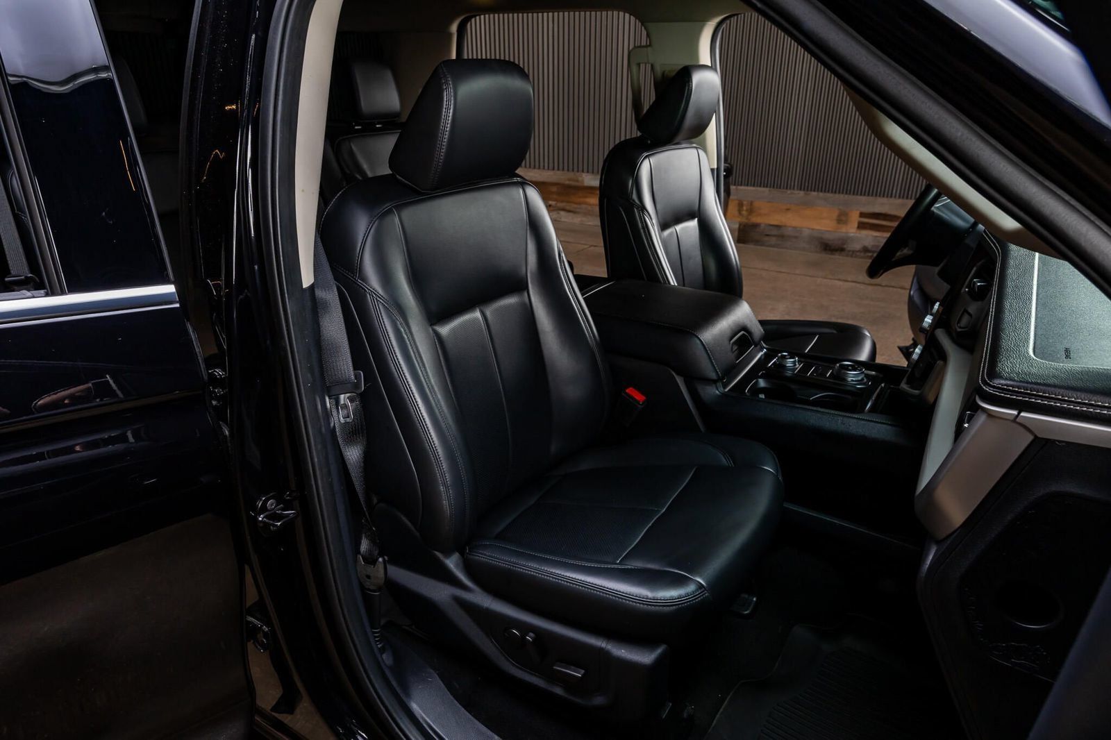 Used 2024 Ford Expedition XLT AWD/4WD image 30